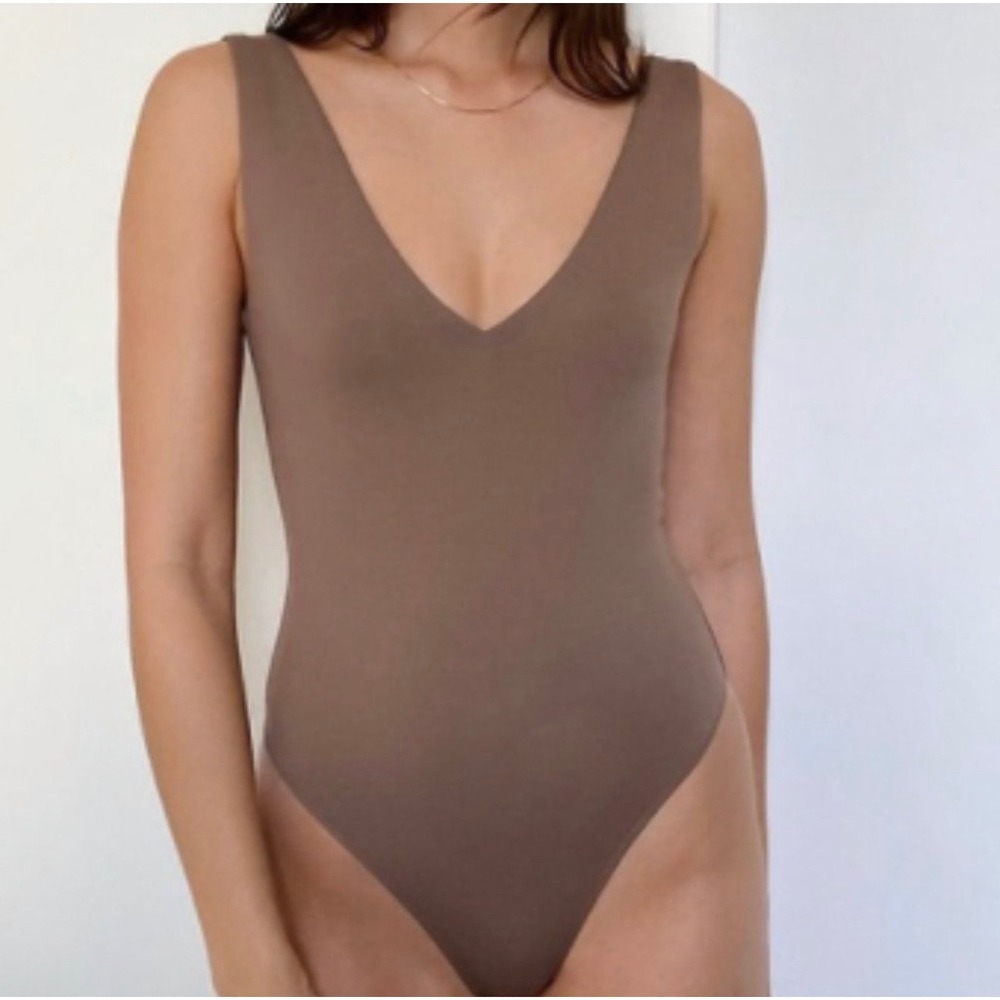 Babaton Ribbed V-Neck‎ Bodysuit Women M Taupe Excellent Thong Sleeveless 75719